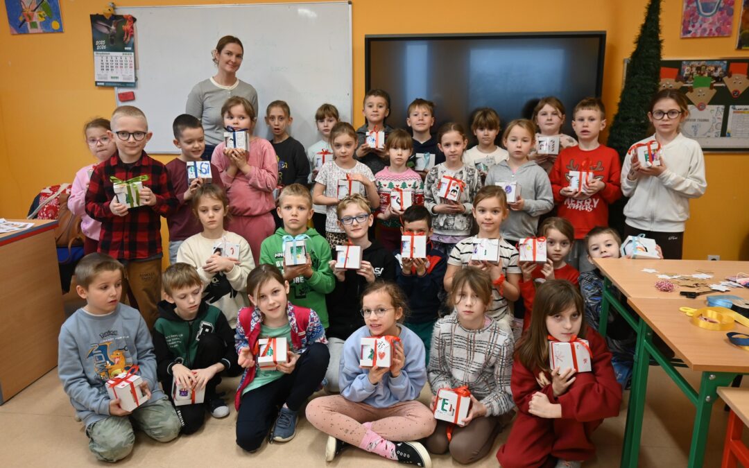 Warsztaty bożonarodzeniowe – ozdabianie ceramicznych kubków :)